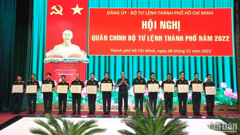 Trung tướng Nguyễn Văn Nam trao giấy khen cho các cá nhân hoàn thành xuất sắc nhiệm vụ được giao tiêu biểu trong phong trào thi đua Quyết thắng Lực lượng vũ trang Thành phố Hồ Chí Minh năm 2022.