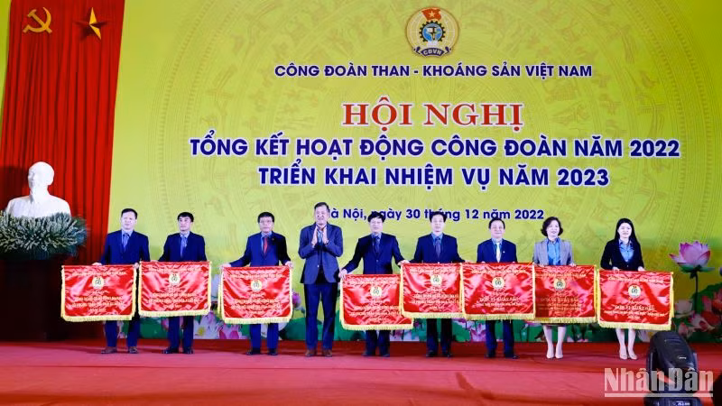 Công đoàn cơ sở nhận cờ chuyên đề của Tổng Liên đoàn lao động Việt Nam.