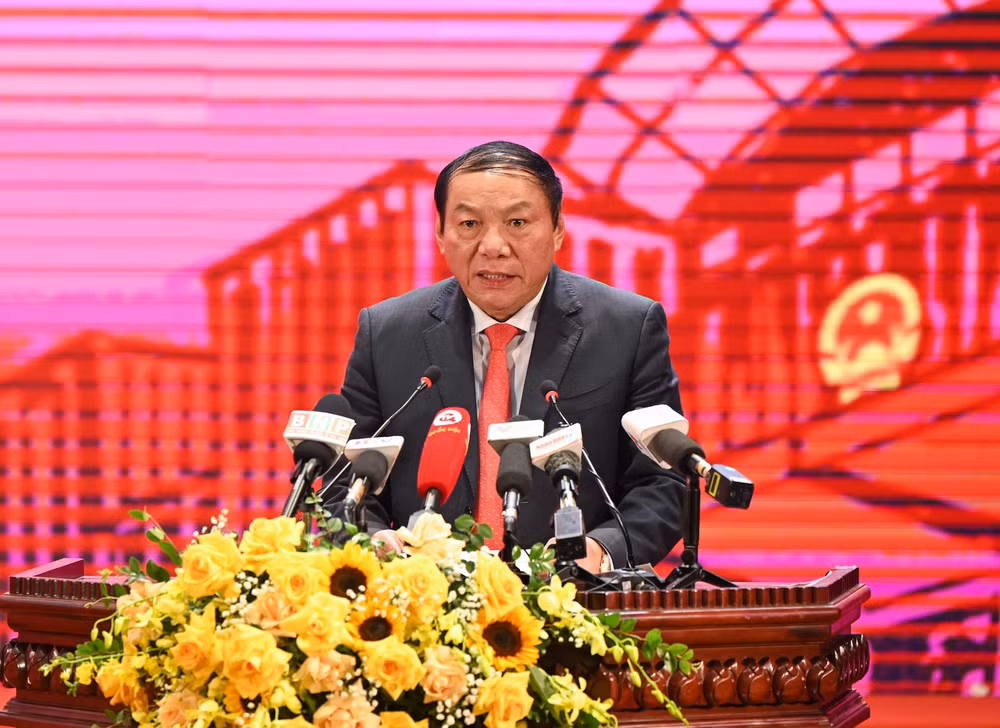 Bộ trưởng Văn hóa, Thể thao và Du lịch Nguyễn Văn Hùng trình bày tham luận “Xây dưng, hoàn thiện thể chế, chính sách và huy động nguồn lực cho phát triển văn hóa".