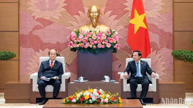 Phó Chủ tịch Quốc hội Nguyễn Khắc Định và Chủ nhiệm Ủy ban Thường trực về Hành chính của Hạ viện Thái Lan Paijit Sreewarakan tại buổi tiếp. (Ảnh: DUY LINH)