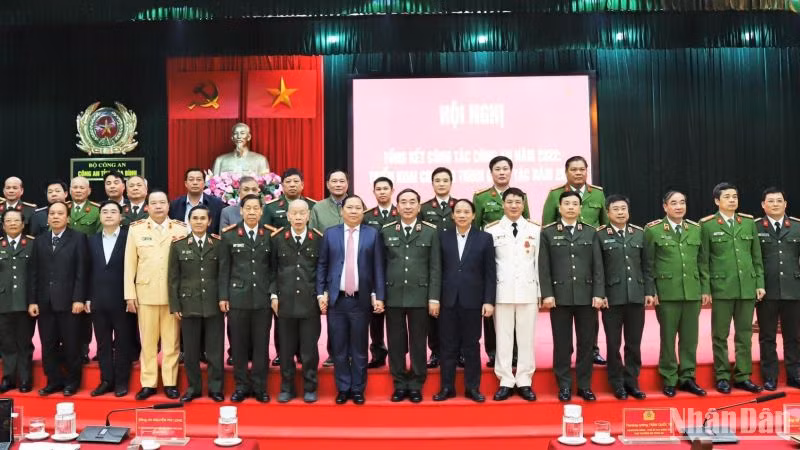 Thứ trưởng Trần Quốc Tỏ (giữa) và lãnh đạo tỉnh Hoà Bình chụp ảnh cùng cán bộ Công an tỉnh.