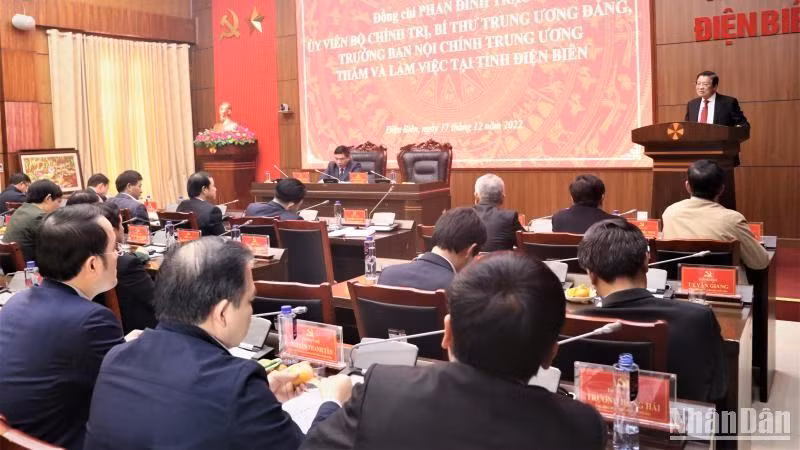 Đồng chí Phan Đình Trạc phát biểu chỉ đạo tại buổi làm việc với Ban Thường vụ Tỉnh ủy Điện Biên.