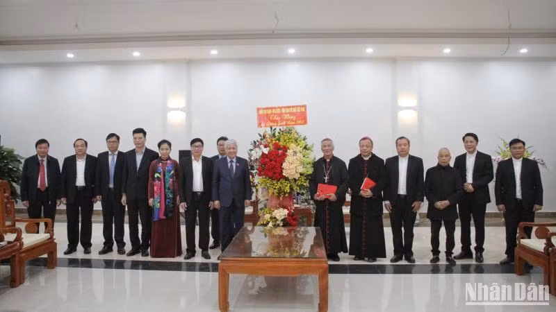 Đồng chí Đỗ Văn Chiến chúc mừng Lễ Giáng sinh năm 2022 tại Tòa Giám mục Giáo phận Vinh.