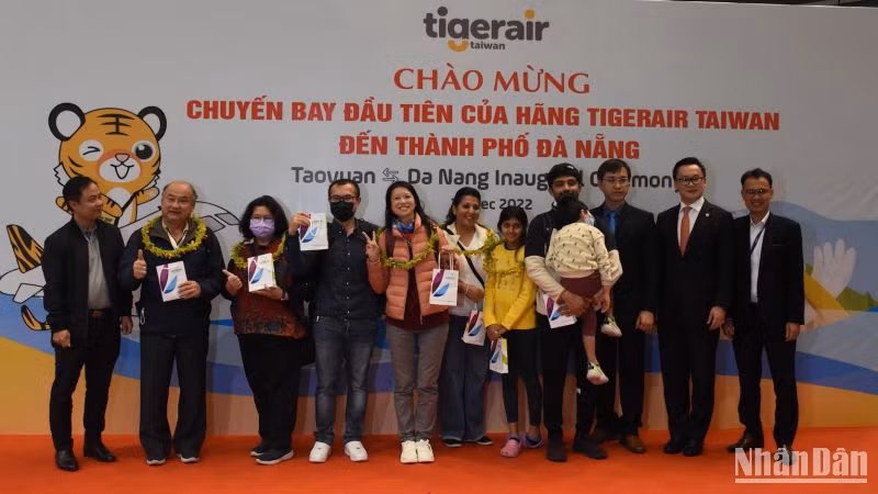 Đà Nẵng khai trương nhiều đường bay quốc tế thu hút khách du lịch đến tham quan, trải nghiệm. Đà Nẵng khai trương nhiều đường bay quốc tế thu hút khách du lịch đến tham quan, trải nghiệm.