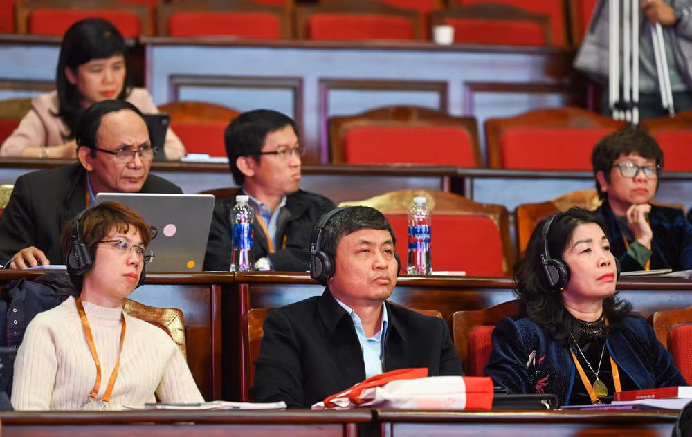Các đại biểu nghe, theo dõi các tham luận tại Hội thảo.