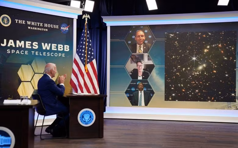 Tổng thống Hoa Kỳ Joe Biden hoan nghênh khi nhìn thấy những hình ảnh đầu tiên từ kính viễn vọng không gian James Webb trong cuộc họp báo với các quan chức NASA tại Nhà trắng ở Washington, ngày 11/7. (Ảnh: Reuters)