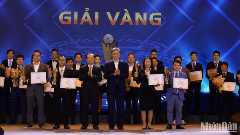 Trao Giải vàng cho các sản phẩm ở các hạng mục. Trao Giải vàng cho các sản phẩm ở các hạng mục.