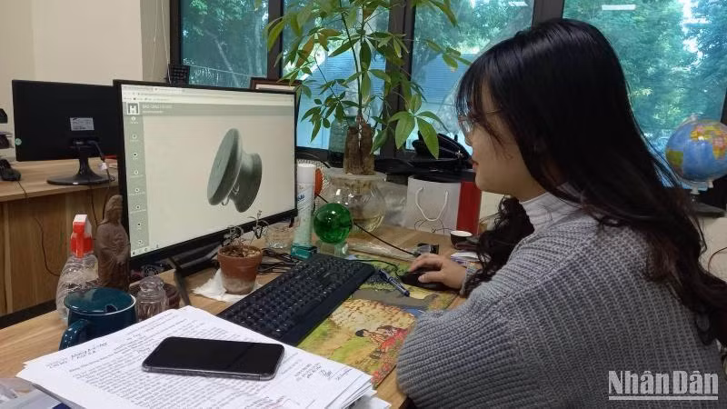 Khách tham quan khám phá Bảo vật quốc gia trong không gian ảo.