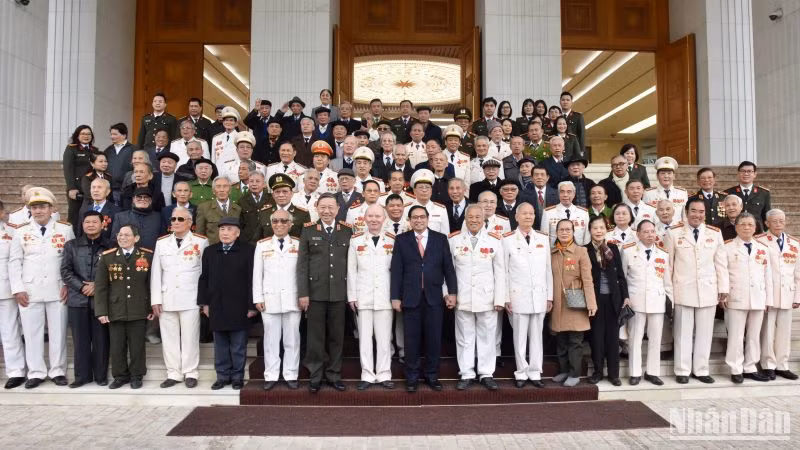Thủ tướng Phạm Minh Chính với các nhân chứng lịch sử Công an nhân dân.