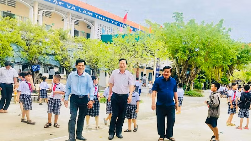 Lãnh đạo thị xã Giá Rai (Bạc Liêu) đến tận các trường kiểm tra công tác chuẩn bị mọi mặt cho năm học mới 2023-2024. (Ảnh: Trọng Duy)