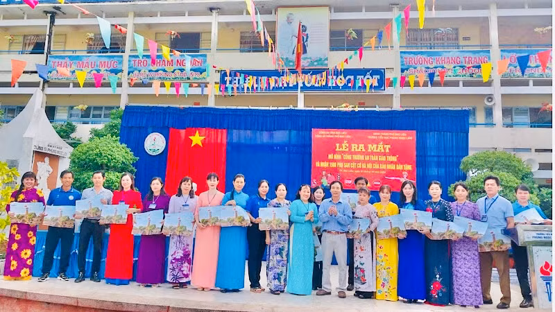 Các thầy cô giáo chủ nhiệm các lớp tại Trường tiểu học Phùng Ngọc Liêm phấn khởi đón nhận ấn phẩm phụ san Cột cờ Hà Nội. Các thầy cô giáo chủ nhiệm các lớp tại Trường tiểu học Phùng Ngọc Liêm phấn khởi đón nhận ấn phẩm phụ san Cột cờ Hà Nội.