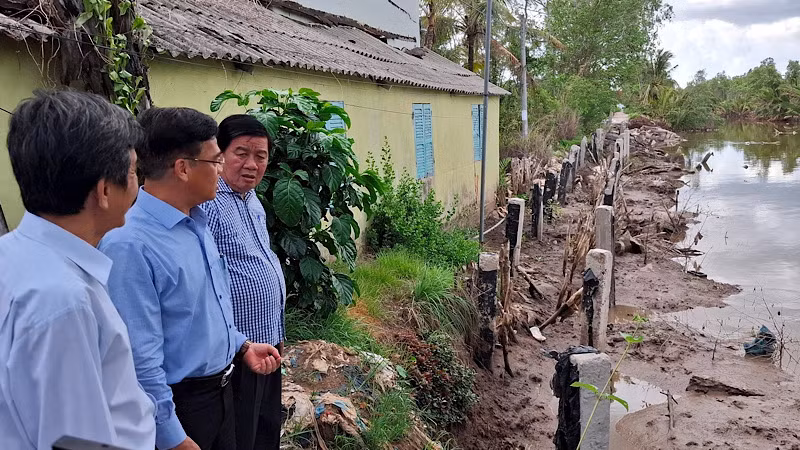 Chủ tịch Ủy ban nhân dân thị xã Giá Rai Đỗ Minh Thắng (thứ ba, từ trái sang) cùng lãnh đạo ngành chức năng tỉnh Bạc Liêu kiểm tra, chỉ đạo khắc phục sạt lở ven sông.