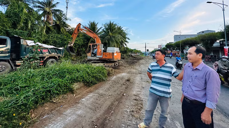 Chủ tịch Ủy ban nhân dân phường 1, thành phố Bạc Liêu Hồng Văn Vẹn trực tiếp chỉ đạo các đơn vị khẩn trương thi công tuyến đường "huyết mạch" này. (Ảnh: TRỌNG DUY)