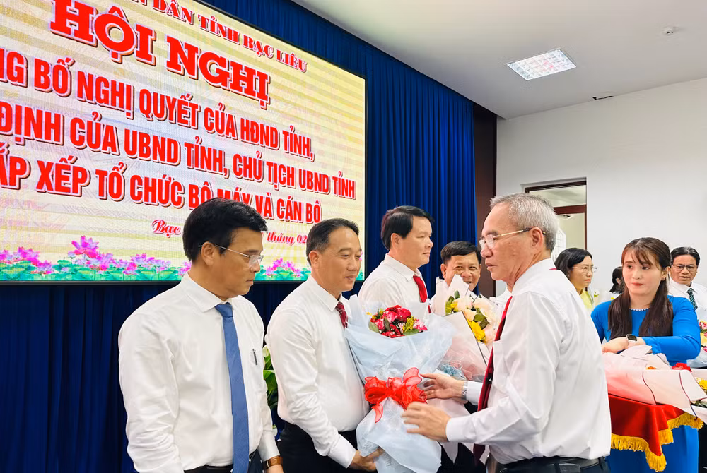 Bí thư Tỉnh ủy Bạc Liêu Lữ Văn Hùng tặng hoa, chúc mừng các đồng chí vừa được trao quyết định giám đốc, phó giám đốc các sở. Ảnh: TRỌNG DUY
