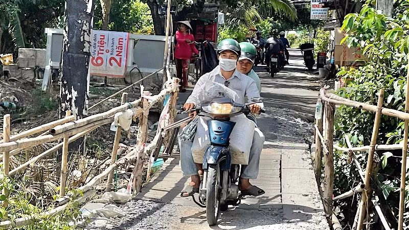 Do cầu Ông Đực xây dựng bỏ dở nên nhiều người dân nơi đây buộc phải đi đường vòng.