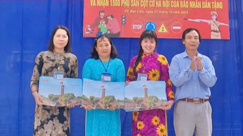 Nhà báo Trọng Duy, đại diện Báo Nhân Dân tại Bạc Liêu trao tặng ấn phẩm phụ san Cột cờ Hà Nội cho Ban lãnh đạo Trường Tiểu học Phùng Ngọc Liêm (thành phố Bạc Liêu). Nhà báo Trọng Duy, đại diện Báo Nhân Dân tại Bạc Liêu trao tặng ấn phẩm phụ san Cột cờ Hà Nội cho Ban lãnh đạo Trường Tiểu học Phùng Ngọc Liêm (thành phố Bạc Liêu).