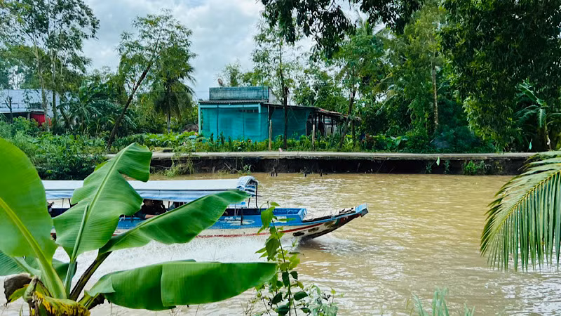 Nhiều chiếc tàu đua nhau chạy hết công suất mặc cho sự bức xúc, lo lắng bị sạt lở nhà của nhiều hộ dân. Nhiều chiếc tàu đua nhau chạy hết công suất mặc cho sự bức xúc, lo lắng bị sạt lở nhà của nhiều hộ dân.