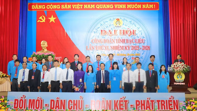 Các đồng chí lãnh đạo chụp ảnh lưu niệm với Ban Chấp hành Công đoàn tỉnh Bạc Liêu nhiệm kỳ mới.