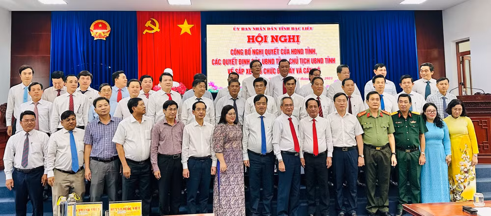 Các đồng chí trong Ban Thường vụ Tỉnh ủy Bạc Liêu với các đồng chí vừa được trao quyết định giám đốc, phó giám đốc các sở trực thuộc Ủy ban nhân dân tỉnh. Ảnh: TRỌNG DUY