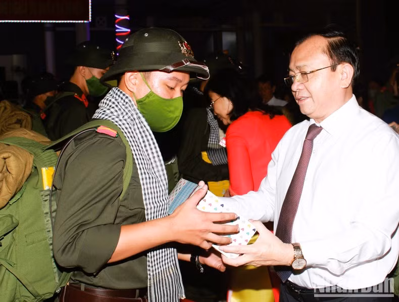 Đồng chí Lê Tấn Cận, Phó Chủ tịch Thường trực Ủy ban nhân dân tỉnh Bạc Liêu (người tặng quà tân binh địa phương) vừa được bổ nhiệm giữ chức Thứ trưởng Tài chính.