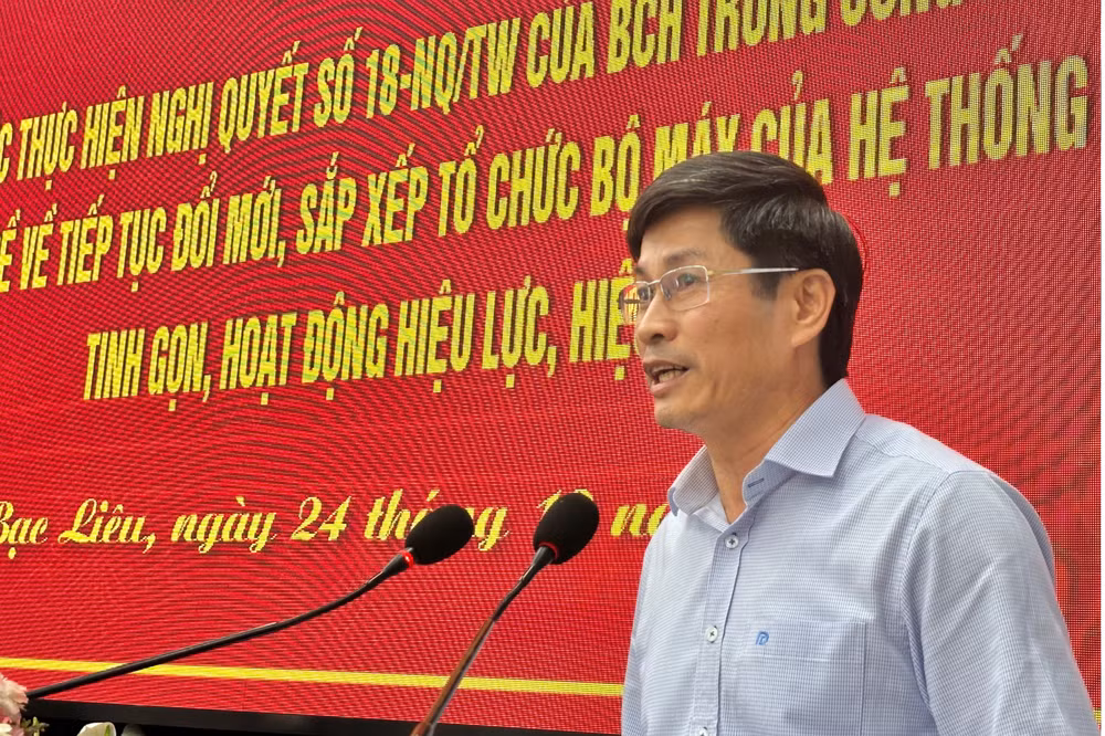 Đồng chí Tạ Trung Dũng, Thường vụ Tỉnh ủy, Trưởng ban Tuyên giáo Tỉnh ủy Bạc Liêu trao đổi ý kiến về việc sắp xếp bộ máy, tinh gọn, hiệu lực, hiệu quả. (Ảnh: TRỌNG DUY)