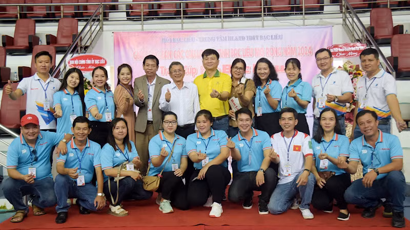 Các đồng chí lãnh đạo tỉnh Bạc Liêu và Ban tổ chức Giải bóng bàn mở rộng năm 2024 tranh Cúp Báo Bạc Liêu. (Ảnh: TRỌNG DUY)