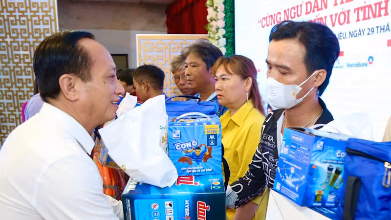 Chủ tịch Ủy ban nhân dân tỉnh Bạc Liêu Phạm Văn Thiều tặng quà cho ngư dân trong tỉnh.