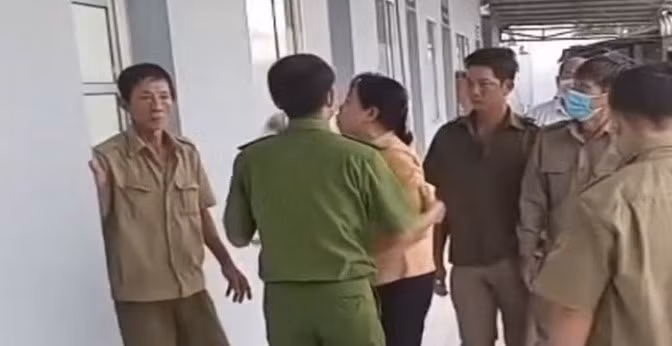 Chính quyền và các cơ quan chức năng huyện Phước Long kịp thời có mặt, ổn định tình hình tại Trung tâm Y tế huyện này. Chính quyền và các cơ quan chức năng huyện Phước Long kịp thời có mặt, ổn định tình hình tại Trung tâm Y tế huyện này.
