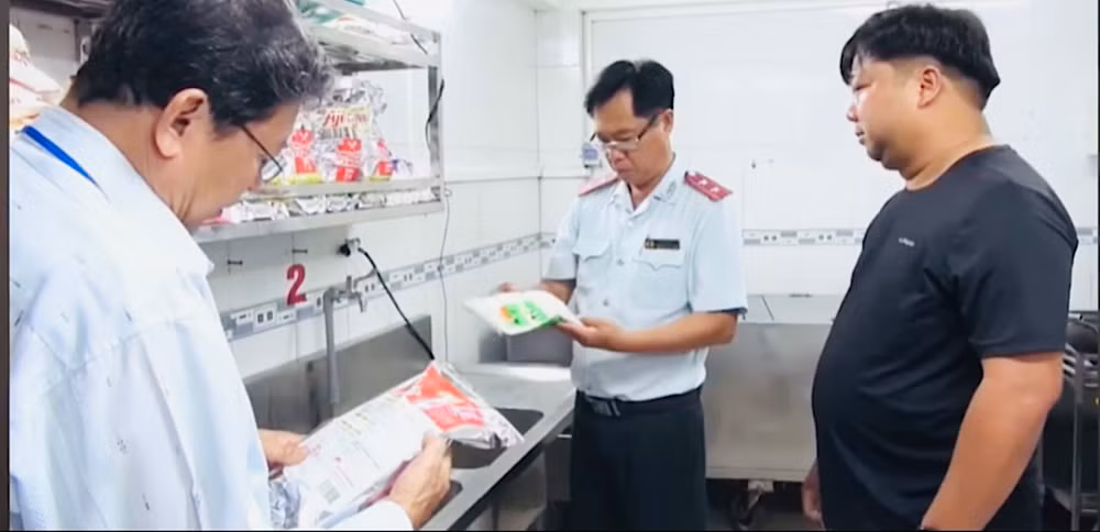 Các cơ quan chức năng tỉnh Bạc Liêu thường xuyên trực tiếp đến tận các cơ sở sản xuất, chế biến thực phẩm để kiểm tra, tuyên truyền, nhắc nhở các cơ sở cần thực hiện tốt an toàn thực phẩm. Các cơ quan chức năng tỉnh Bạc Liêu thường xuyên trực tiếp đến tận các cơ sở sản xuất, chế biến thực phẩm để kiểm tra, tuyên truyền, nhắc nhở các cơ sở cần thực hiện tốt an toàn thực phẩm.