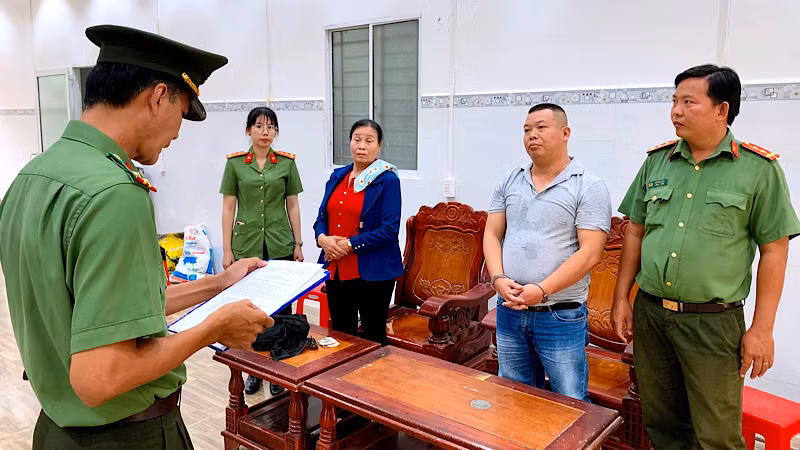 Truy tố bị can cưỡng ép 39 người Việt Nam ở lại nước ngoài trái phép.