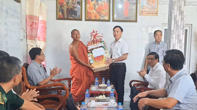 Phó Chủ tịch Thường trực Ủy ban nhân dân tỉnh Bạc Liêu Huỳnh Hữu Trí tặng quà và chúc mừng lễ Sen Dolta các vị sư sãi tại chùa Đầu Sấu, xã Lộc Ninh, huyện Hồng Dân (Bạc Liêu).