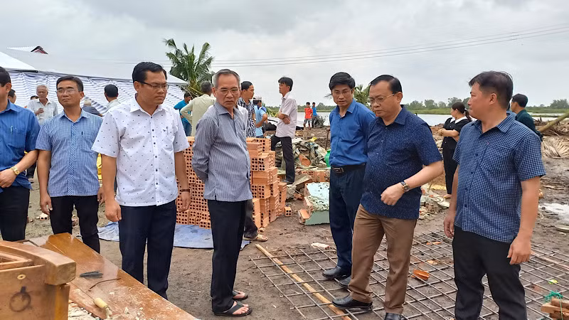 Lãnh đạo tỉnh và các huyện trực tiếp thăm các hộ bị sập nhà do mưa to kèm lốc xoáy.