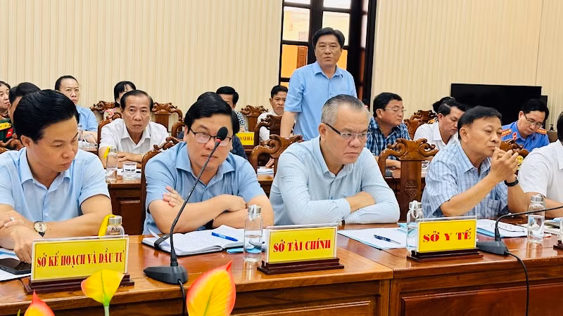 Đại diện Cục Thuế Bạc Liêu trả lời các câu hỏi của phóng viên, nêu vấn đề vì sao Bạc Liêu hiện có nhiều doanh nghiệp, hộ kinh doanh nợ thuế kéo dài lên đến hơn 405 tỷ đồng.