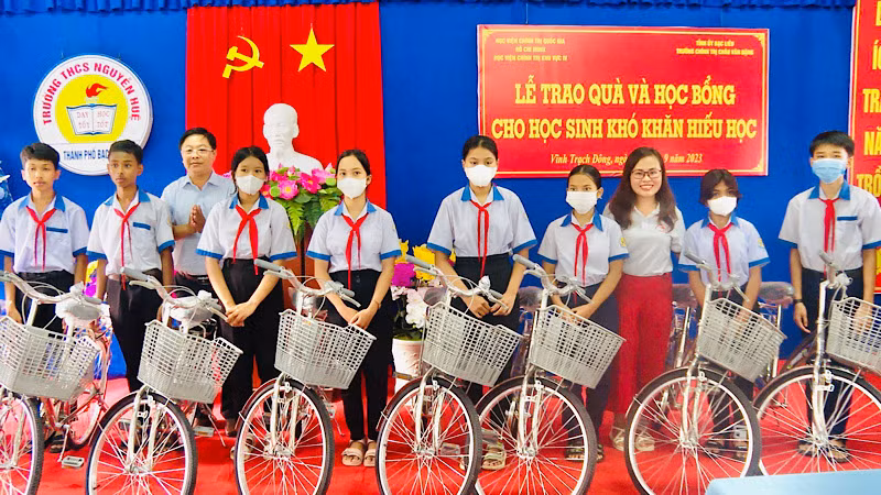 Lãnh đạo thành phố Bạc Liêu trao tặng xe đạp những học sinh khó khăn, hiếu học.