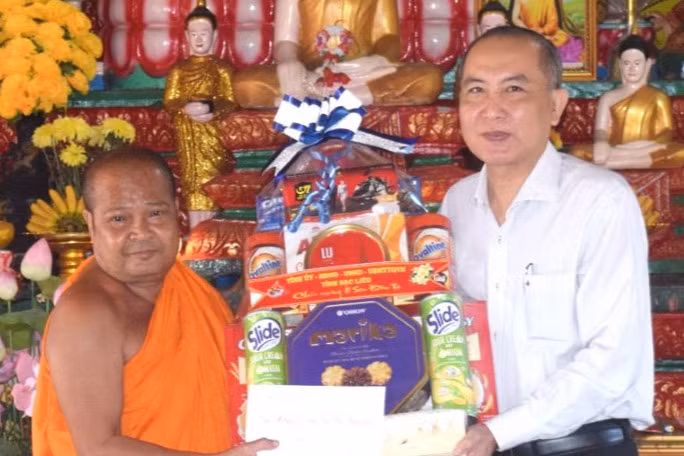 Đồng chí Phan Như Nguyện, Ủy viên dự khuyết Trung ương Đảng, Phó Chủ tịch Thường trực Hội đồng nhân dân tỉnh Bạc Liêu, đến thăm, tặng quà một số chùa Khmer trong tỉnh nhân dịp lễ của đồng bào.