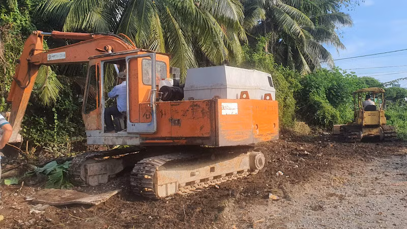 Các phương tiện khẩn trương thi công tuyến đường, phấn đầu hoàn thành trước Tết Dương lịch này. (Ảnh: TRỌNG DUY) Các phương tiện khẩn trương thi công tuyến đường, phấn đầu hoàn thành trước Tết Dương lịch này. (Ảnh: TRỌNG DUY)