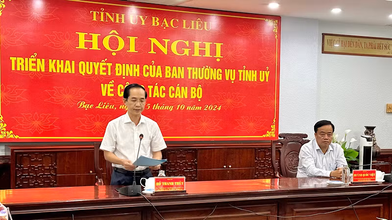 Trưởng Ban Tổ chức Tỉnh ủy Bạc Liêu Hồ Thanh Thủy công bố quyết định của Ban Thường vụ Tỉnh ủy về công tác cán bộ. (Ảnh: TRỌNG DUY)