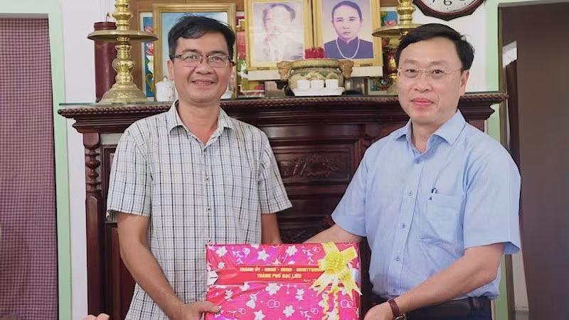 Lãnh đạo tỉnh và thành phố Bạc Liêu thường xuyên đến thăm, tặng quà các hộ Khmer, các hộ đồng bào dân tộc thiểu số tại địa phương. Lãnh đạo tỉnh và thành phố Bạc Liêu thường xuyên đến thăm, tặng quà các hộ Khmer, các hộ đồng bào dân tộc thiểu số tại địa phương.