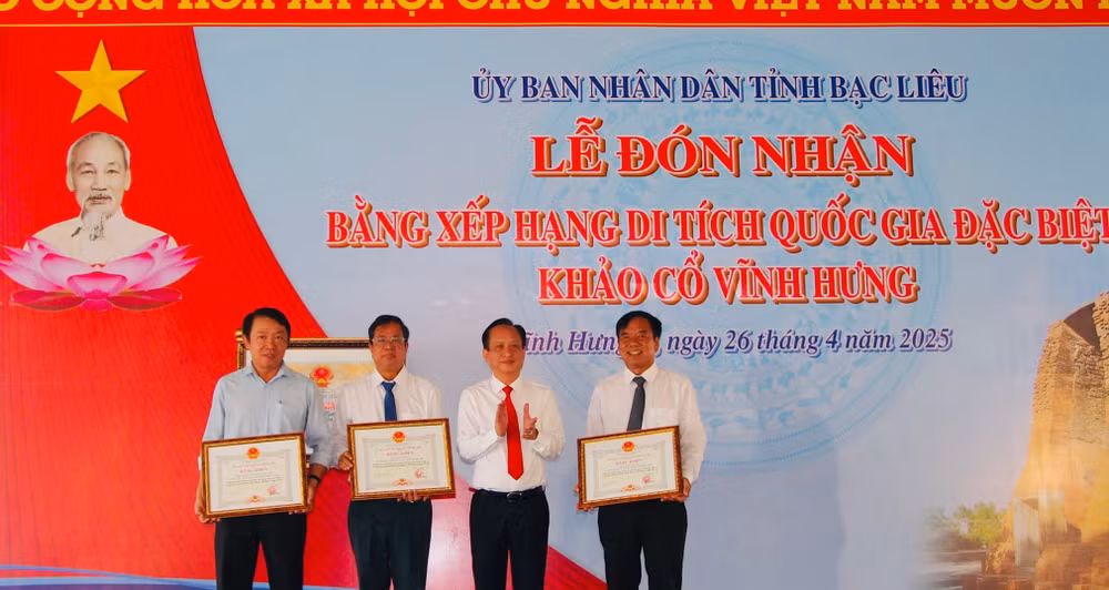 Chủ tịch Ủy ban nhân dân tỉnh Bạc Liêu Phạm Văn Thiều tặng bằng khen cho những tập thể tại lễ đón nhận Bằng xếp hạng Di tích Quốc gia đặc biệt khảo cổ Vĩnh Hưng, ở huyện Vĩnh Lợi. Chủ tịch Ủy ban nhân dân tỉnh Bạc Liêu Phạm Văn Thiều tặng bằng khen cho những tập thể tại lễ đón nhận Bằng xếp hạng Di tích Quốc gia đặc biệt khảo cổ Vĩnh Hưng, ở huyện Vĩnh Lợi.