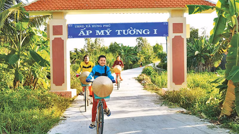 Đường về xã vùng sâu Hưng Phú (Phước Long, Bạc Liêu) hôm nay. (Ảnh TRỌNG DUY)