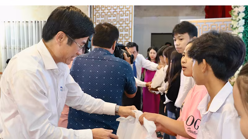 Đồng chí Tạ Trung Dũng, Thường vụ Tỉnh ủy, Trưởng Ban Tuyên giáo Tỉnh ủy Bạc Liêu, tặng quà cho trẻ em nghèo ở vùng biển Bạc Liêu.