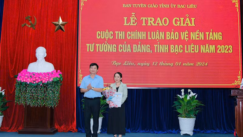 Đồng chí Nguyễn Bình Tân, Trưởng Ban Nội chính Tỉnh ủy Bạc Liêu trao giải cho tác giả Tuyết Thanh (Báo Bạc Liêu) đoạt giải Nhất cuộc thi "Bảo vệ nền tảng tư tưởng của Đảng" năm 2023. (Ảnh: TRỌNG DUY)