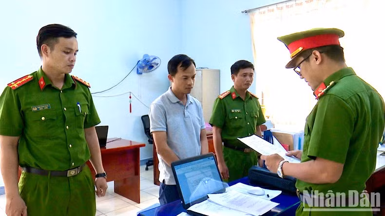 Cơ quan Cảnh sát điều tra Công an tỉnh Bạc Liêu tống đạt quyết định khởi tố, bắt giam bị can Đỗ Mạnh trong vụ án mua sắm trang thiết bị y tế tại Bệnh viện đa khoa Bạc Liêu. (Ảnh: CTV) Cơ quan Cảnh sát điều tra Công an tỉnh Bạc Liêu tống đạt quyết định khởi tố, bắt giam bị can Đỗ Mạnh trong vụ án mua sắm trang thiết bị y tế tại Bệnh viện đa khoa Bạc Liêu. (Ảnh: CTV)