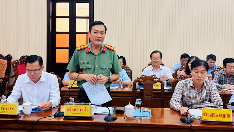 Đại tá Hồ Việt Triều, Giám đốc Công an tỉnh Bạc Liêu, trả lời câu hỏi của phóng viên Báo Nhân Dân thường trú tại Bạc Liêu. Ảnh: TRỌNG DUY