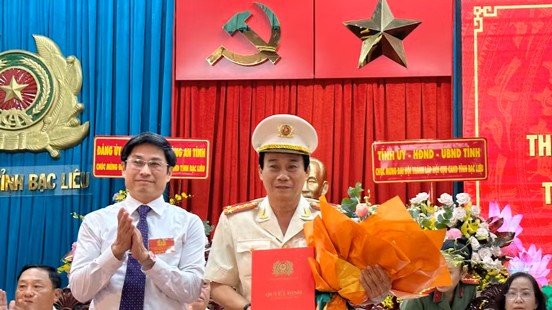 Đồng chí Tạ Trung Dũng thay mặt Thường trực Tỉnh ủy Bạc Liêu trao quyết định của Chủ tịch Ủy ban nhân dân tỉnh thành lập Hội Cựu Công an nhân dân tỉnh Bạc Liêu. (Ảnh: TRỌNG DUY)