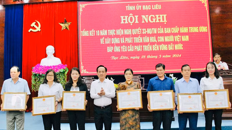 Trao tặng bằng khen của Chủ tịch Ủy ban nhân dân tỉnh cho các tập thể, cá nhân có thành tích xuất sắc trong thực hiện Nghị quyết số 33 của Ban Chấp hành Trung ương Đảng (khóa 11).