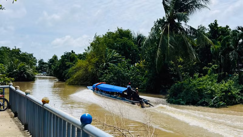 Hằng ngày, có hàng chục tuyến tàu đò chạy hết công suất làm sạt lở nghiêm trọng 2 bên đường và nhà của người dân.