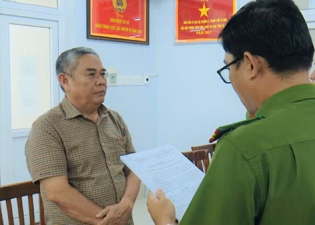 Cơ quan cảnh sát điều tra Công an tỉnh Bạc Liêu tống đạt quyết định bắt tạm giam Trần Xuân Hiền, Phó giám đốc Công ty TNHH Việt Hà liên quan đến vụ án Khu dân cư Nọc Nạng (thị xã Giá Rai, tỉnh Bạc Liêu). (Ảnh: TRỌNG NGUYỄN)