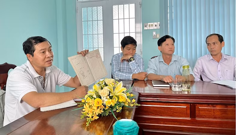 Ông Huỳnh Phương Nam, đại diện gia đình bà Nguyễn Thị Hường trình bày kiến nghị, yêu cầu của gia đình với Tổ công tác của Ủy ban nhân dân tỉnh Bạc Liêu.