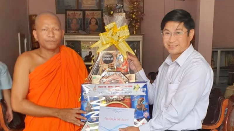 Đồng chí Tạ Trung Dũng, Thường trực Tỉnh ủy, Trưởng Ban Tuyên giáo Tỉnh ủy Bạc Liêu thăm, tặng quà các vị sư tại một số chùa của đồng bào Khmer trong tỉnh. (Ảnh: TRỌNG DUY) Đồng chí Tạ Trung Dũng, Thường trực Tỉnh ủy, Trưởng Ban Tuyên giáo Tỉnh ủy Bạc Liêu thăm, tặng quà các vị sư tại một số chùa của đồng bào Khmer trong tỉnh. (Ảnh: TRỌNG DUY)